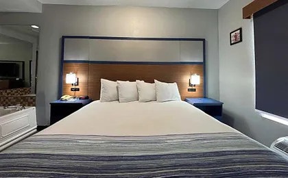 AmericInn by Wyndham Galesburg