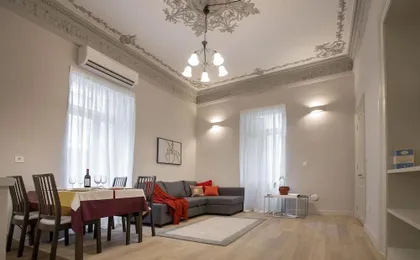 Magnificent Neoclassical Apt in Syntagma-Plaka by Ghh