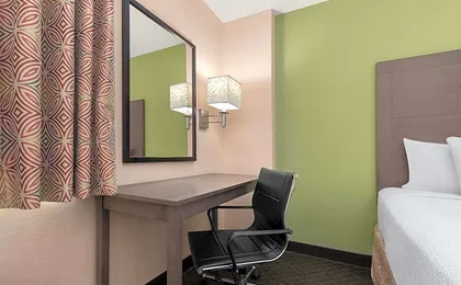 La Quinta Inn & Suites by Wyndham San Antonio Medical Ctr NW