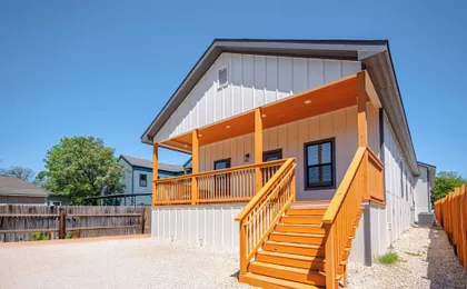 3br-2ba Cityscape Haven With Panoramic Tower View!