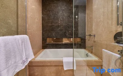 Guangzhou Fuying Apartment (Poly World Trade Center Pazhou Convention and Exhibition Center Store)