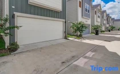 Quiet stylish home close to downtown and airport