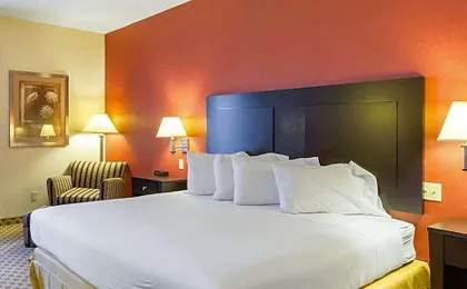 Quality Inn & Suites Oakwood Village - Cleveland South