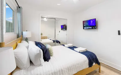Steps From the Sand/boardwalk Outdoor Dining, Parking, and Patio in Newport