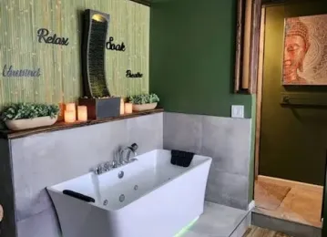 Zen Retreat-jacuzzi, Kitchenette, Walk to fun