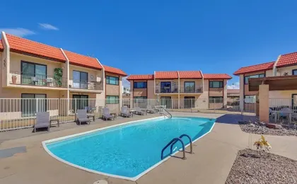 < 2 Mi to London Bridge: Chic Condo w/ Pool Access