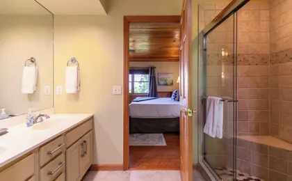 Chipmunk View Lodge - Amazing Views, hot Tub, and Manmade Waterfall