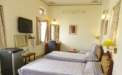 Hotel Arya Niwas