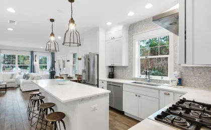 Best of Both Worlds: Pool, Golf Cart, Nearby Attractions & Steps to Beach!