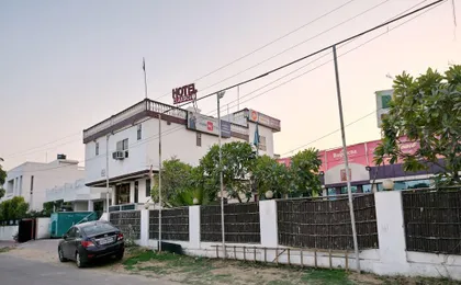 Oyo 11754 Hotel Classic 7