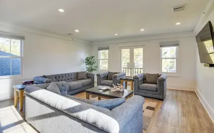 Walk to Bowen's Wharf: Condo in Dtwn Newport