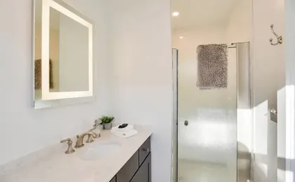 Walk to Bowen's Wharf: Condo in Dtwn Newport
