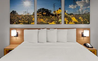 Days Inn & Suites by Wyndham Kaukauna WI