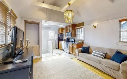 Vanilla Cottage on 30-acre Preserve!