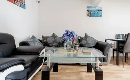 Heathrow Garden Lodge [Free Parking • Netflix • Prime • Coffee • WiFi]