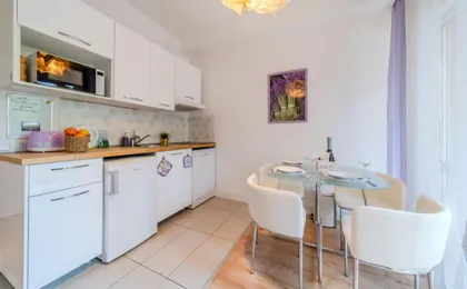 Lavanda Apartment with Terrace - Happy Rentals