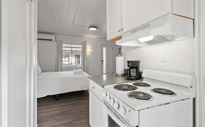 Chic City Retreat 93I Sleeps 2