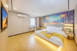 Yimimi Apartment (Guangzhou 13 Hangyi de Road Subway Station)