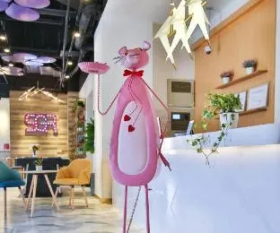 Shanghai Pengpai Art Youth Hotel (Shanghai Railway Station Subway Station)