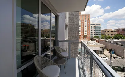 Clarendon Apt Near Subway