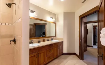 Twin Chutes by Avantstay Beautiful Ski in Ski out Condo w/ Access to Hot Tub & Gym