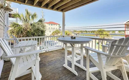 Carolina Beach Condo With Deck: Steps to Shore!