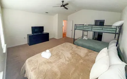 Modern 4 Bedroom Home Near Uptown