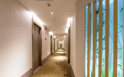 HanTing Hotel (Shanghai Xujiahui Yishan Road Metro Station)