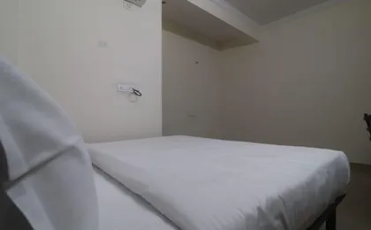 Iroomz Hotel Sbr