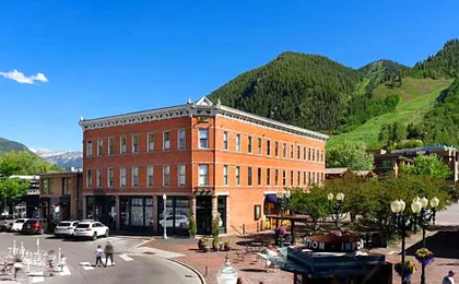 Independence Square 202, Hotel Room Over-looking the Mall and Aspen Mountain