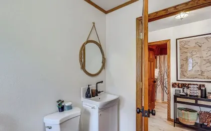 8 Mi to Big Bear Lake: Cabin w/ Deck & Fireplace