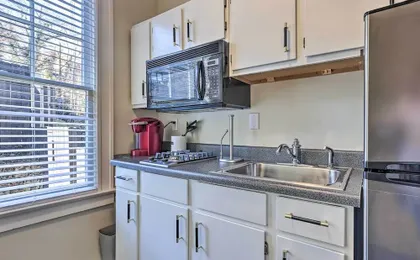 Bright Apartment 3 Mi to Downtown Birmingham!