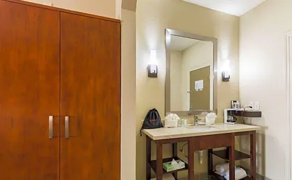 Econo Lodge Inn & Suites East Houston I-10