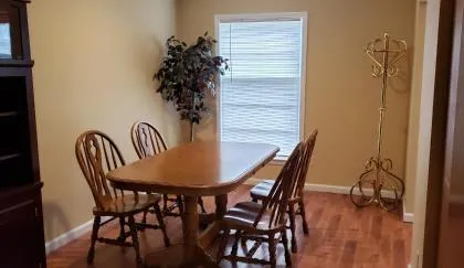 Cozy and Spacious-4 Bedrooms Townhouse