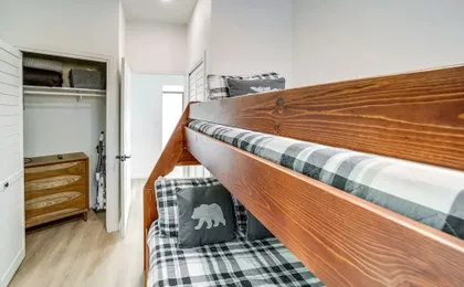 Wraparound Deck & Poker Room: Cabin in Munds Park