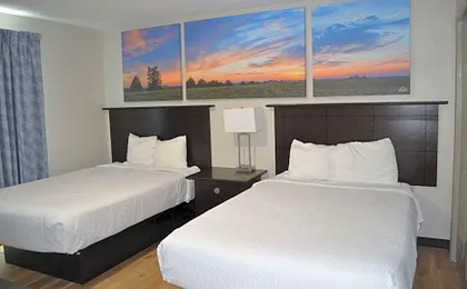 Days Inn and Suites by Wyndham Sikeston
