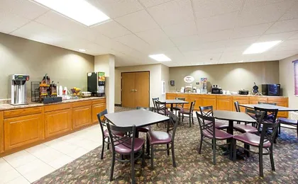 Super 8 by Wyndham Iola KS