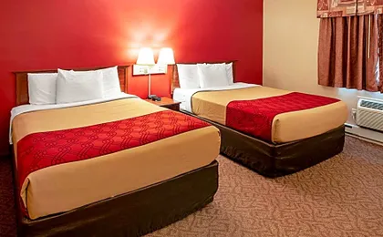 Econo Lodge Menomonie On The Bay