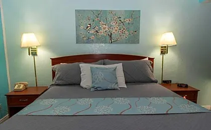 Esquire Inn