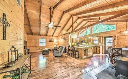 Updated Ruidoso Cabin w/ Spacious Deck & View