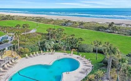 Oceanfront Condo With Balcony, AC, Views & Outdoor Pool - Dog-friendly