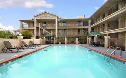 Days Inn & Suites by Wyndham Mobile