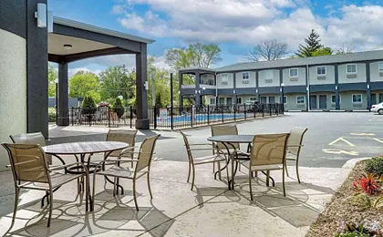 Days Inn & Suites by Wyndham Niagara Falls/Buffalo