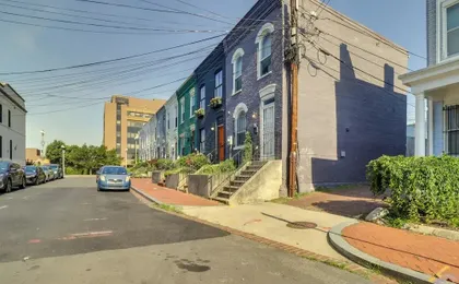2 Mi to National Mall: Stunning Townhome w/ Patio!