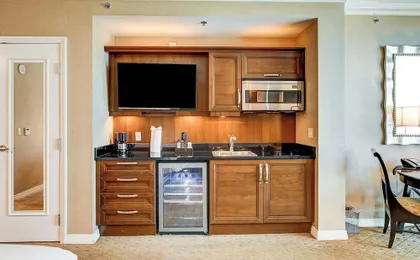 Incredible Studio Strip Views 10609