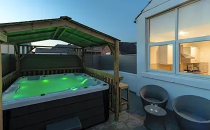 THE BELLS hot tub on private terrace Apartments