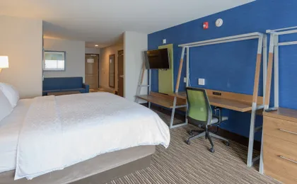 HOLIDAY INN EXPRESS AND SUITES JAMESTOWN