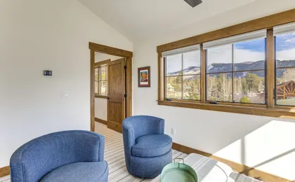 Mountain Views: Luxurious Grand Lake Escape!