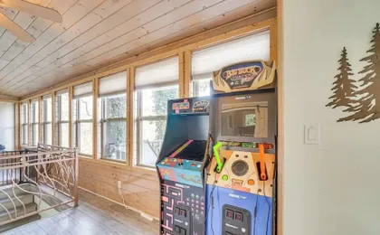 Hot Tub, Trails, Views! Little River Retreat