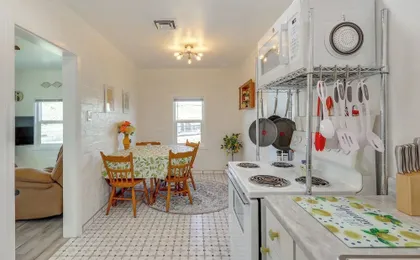 Route 66 Roadtripper Retreat w/ Private Backyard